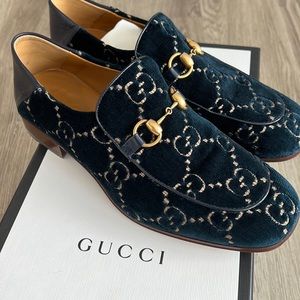 GG velvet outlined with blue leather and topped with the Horsebit